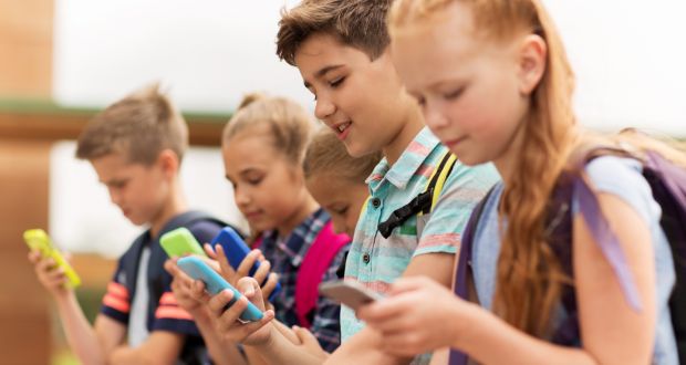 France bans use of smartphones in schools
