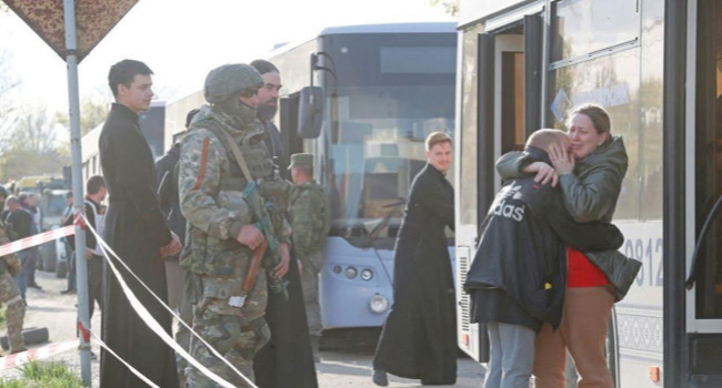 Civilians evacuated from Ukraine's Mariupol as Russia renews bombardment